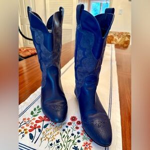 Kick it Cowboy Carter style in these Women’s all leather Western Boots. Size 9 M